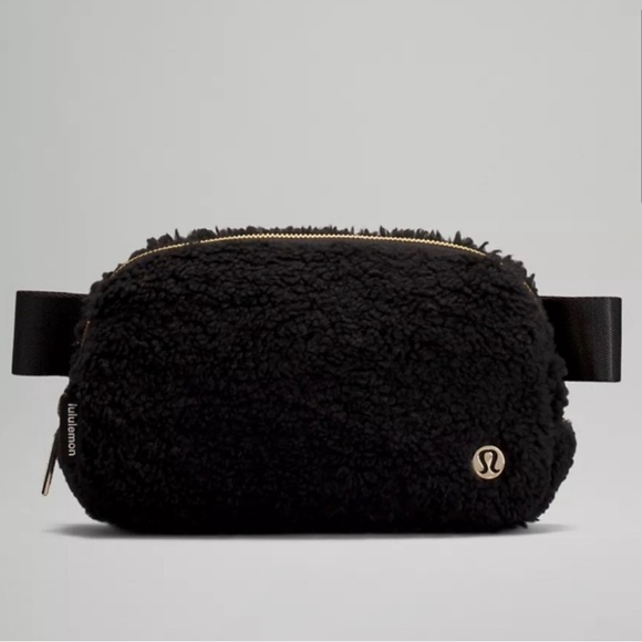 lululemon athletica Accessories - 🆕 Lululemon Everywhere Fleece Belt Bag